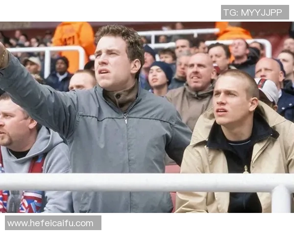 英格兰足球流氓的兴起与衰落：从激情到暴力的历史探讨